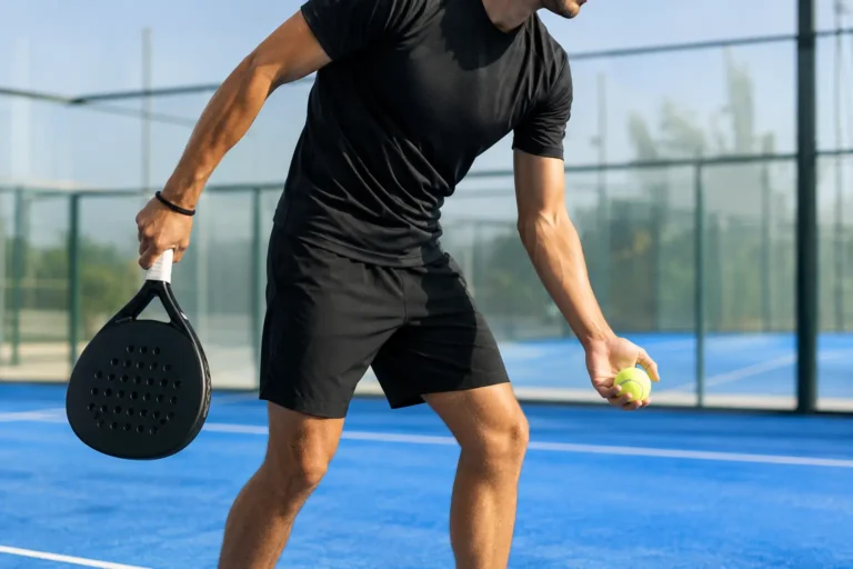 Le service au padel : sous la hanche, sans se tromper