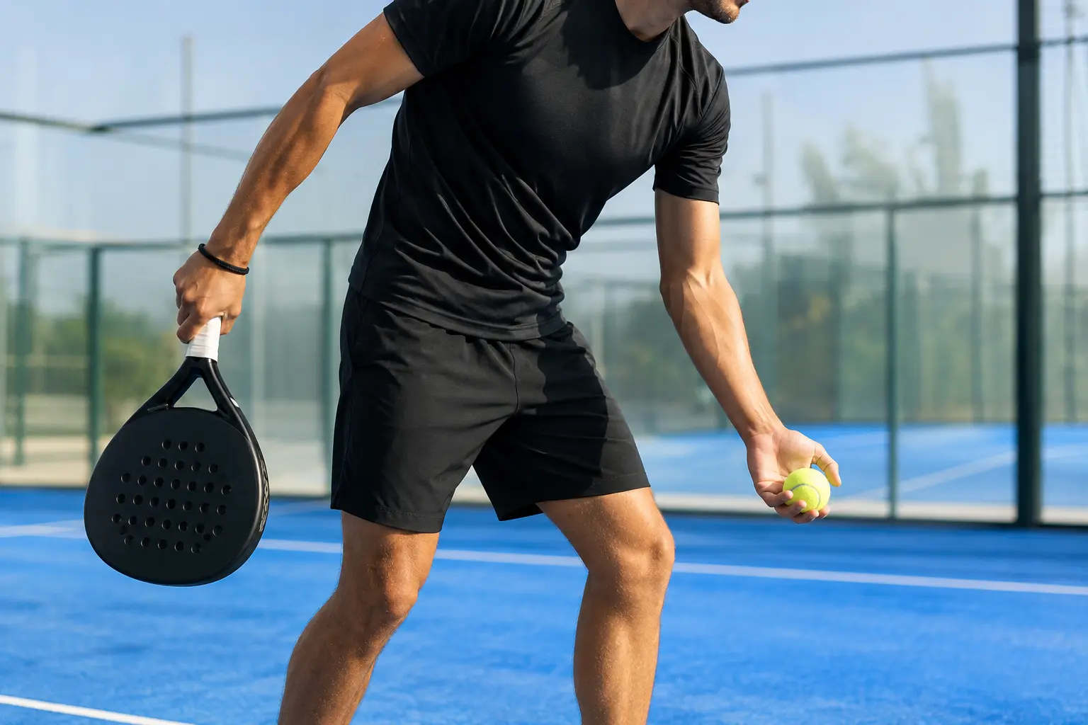 Le service au padel sous la hanche, sans se tromper