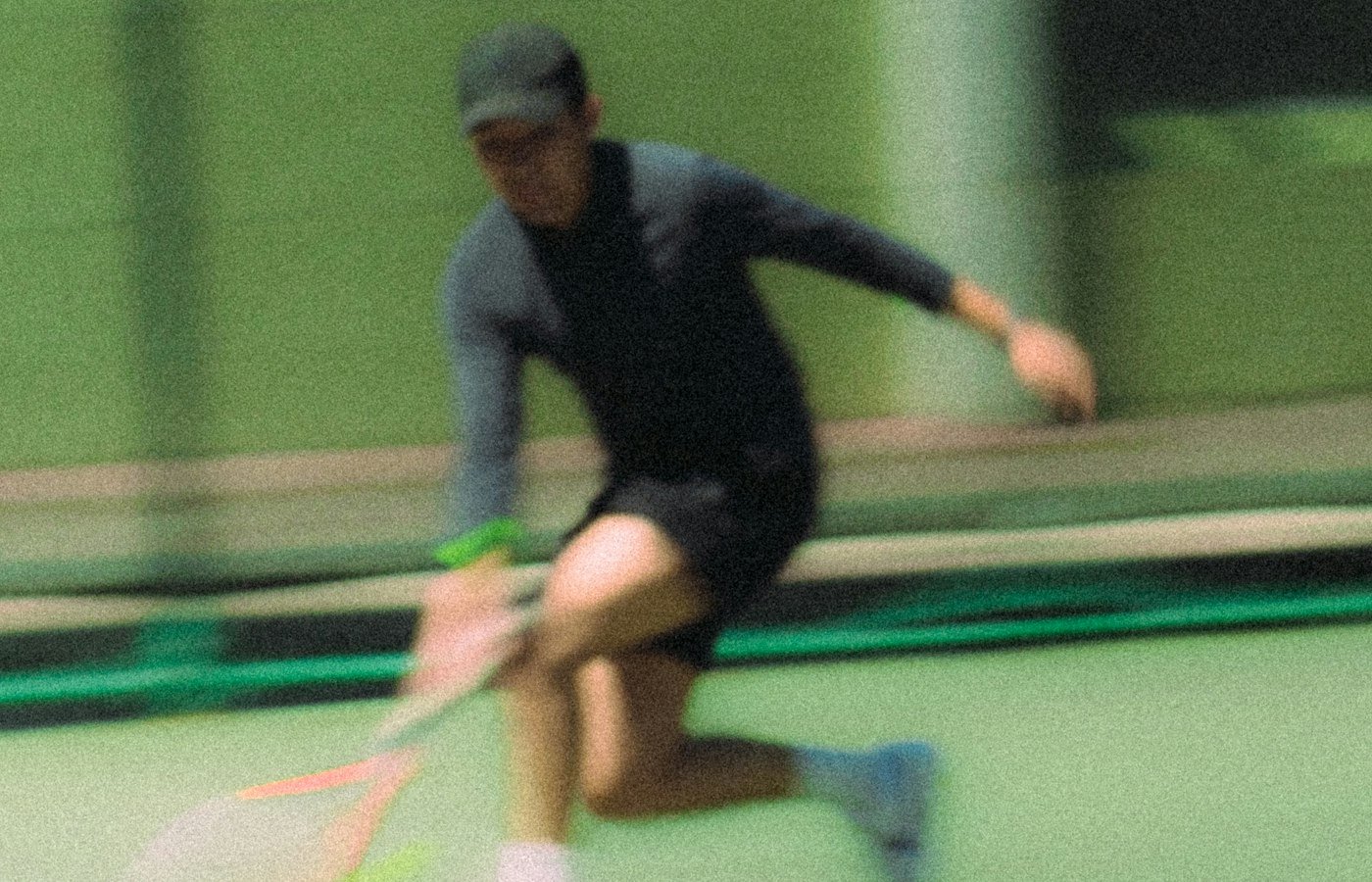 Joueur en mouvement qui frappe la balle sur un court vert