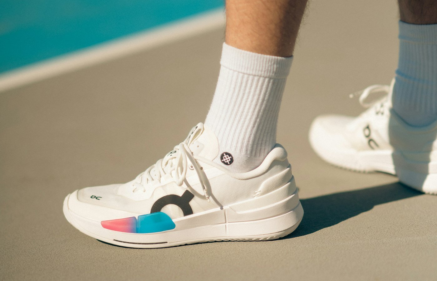 Chaussures de sport blanches d’un joueur sur un court